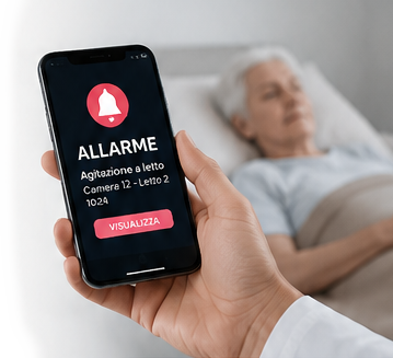Operatore che visualizza un allarme critico sullo smartphone